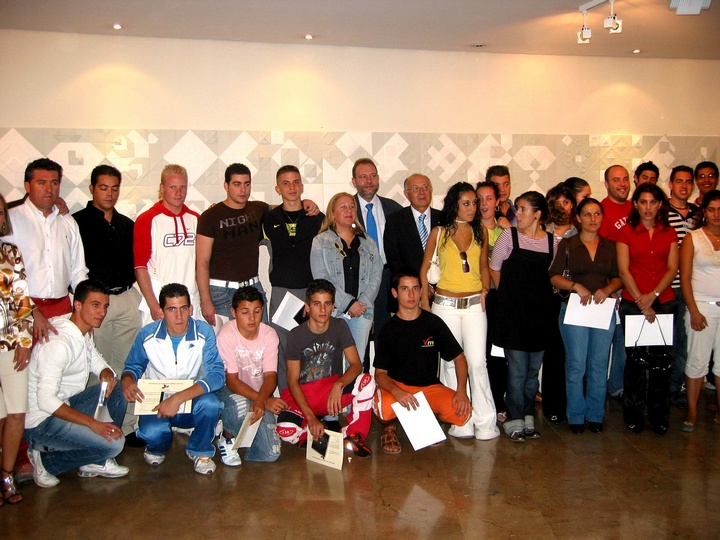 El consejero de Empleo y el alcalde de Cieza acompañados de los 35 alumnos de la Escuela Taller de Cieza