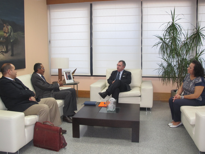 El consejero Manuel Campos entrega una vivienda para establecer la sede social de la Delegación Saharaui para la Región (2)