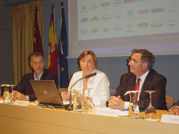 El director general de Promoción Turística, Ángel Campos Gil, la organizadora del concurso y el consejero de Turismo y Consumo, José Pablo Ruiz Abellán, durante la presentación en el Centro de Cualificación Turística
