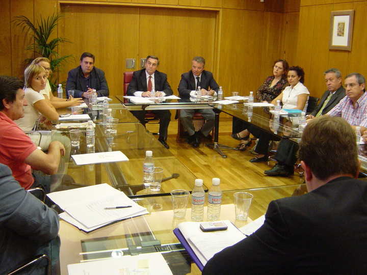 Los miembros del Consorcio Valle de Ricote, que preside el consejero de Turismo, José Pablo Ruiz Abellán, en un momento de la reunión
