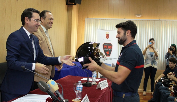 Entrega de cascos a nuevos bomberos conductores del Consorcio de Extinción de Incendios y Salvamento 1