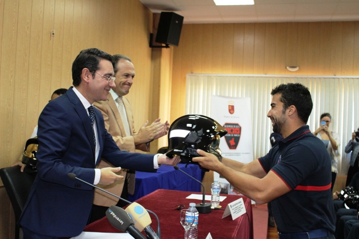 Entrega de cascos a nuevos bomberos conductores del Consorcio de Extinción de Incendios y Salvamento