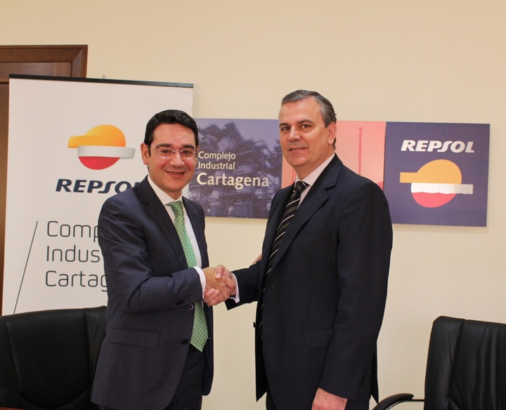 Firma del convenio para que jóvenes desempleados puedan realizar prácticas en la empresa Repsol.