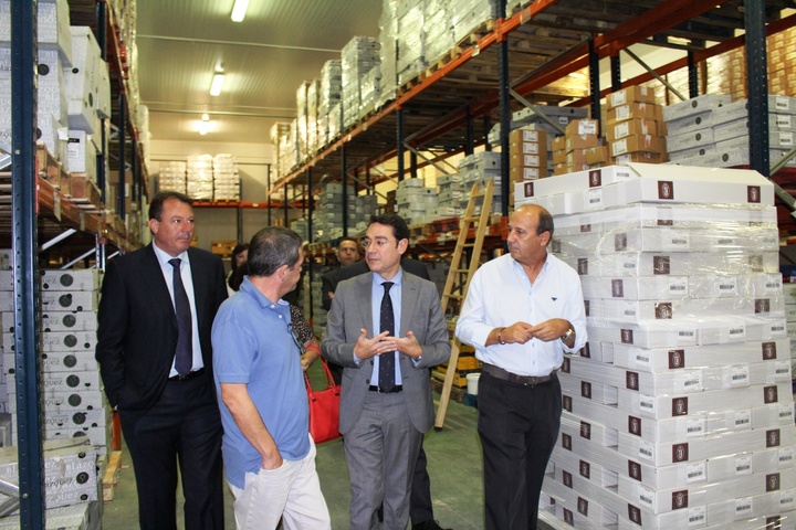 Visita del consejero de Presidencia y Empleo a Exclusivas Diper 1