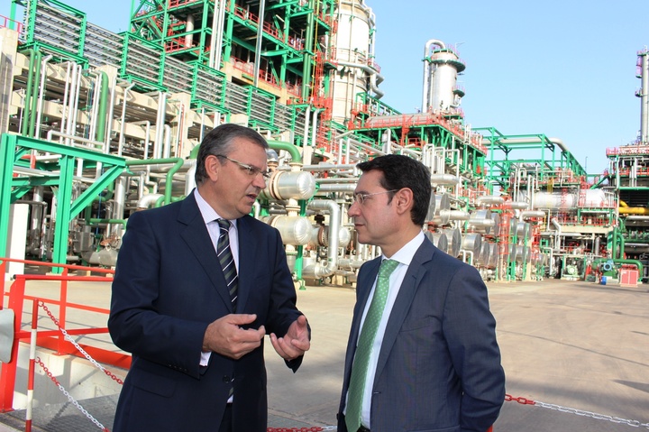 José Gabriel Ruiz, atiende las explicaciones de Juan Antonio Carrillo de Albornoz durante su visita a la planta de Repsol en el Valle de Escombreras.