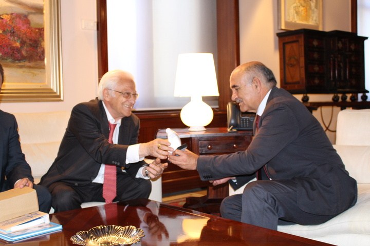 El jefe del Ejecutivo murciano recibe al presidente de la Fundación Mensajeros por la Paz.