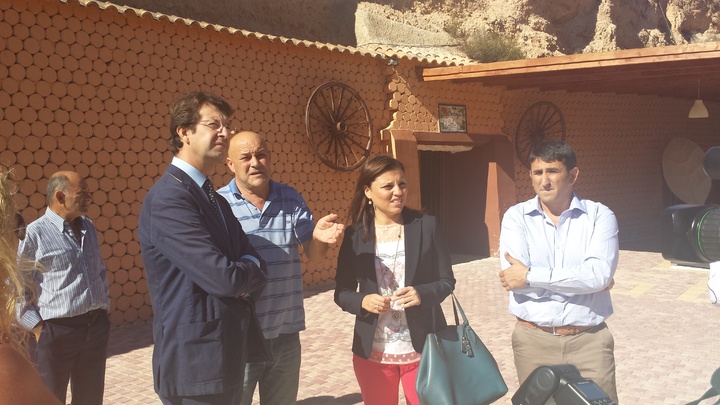 Juan Carlos Ruiz visita junto a la alcaldesa de Fortuna el complejo rural Cueva Solins