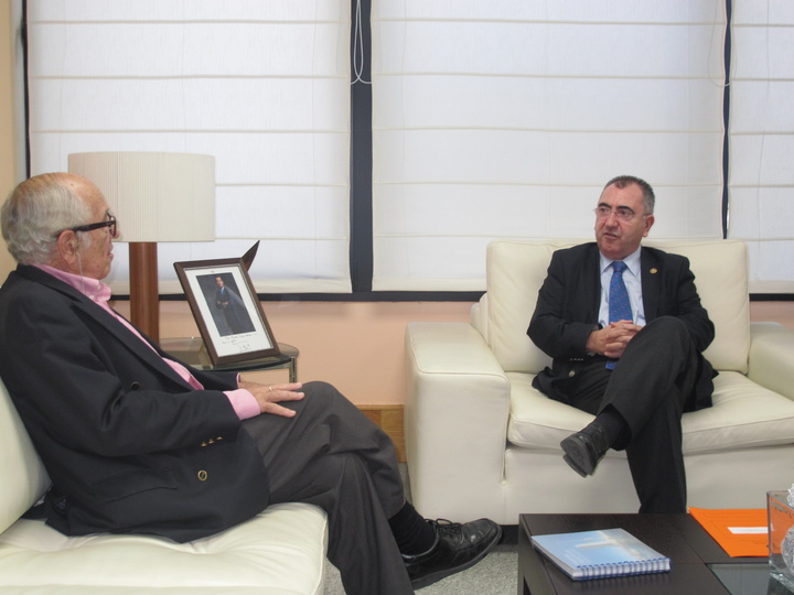 El consejero de Fomento, Obras Públicas y Ordenación del Territorio recibe al presidente del Real Club de Regatas de Cartagena
