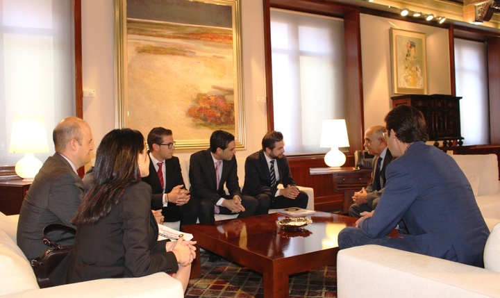 El presidente de la Comunidad, Alberto Garre, recibe a Miguel Ángel Sola, presidente de la Asociación de Jóvenes Empresarios del Guadalentín, 'Guadalentín Emprende'.I