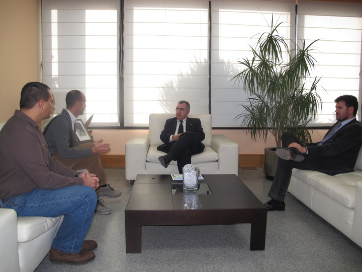 El consejero de Fomento, Obras Públicas y Ordenación del Territorio recibe al alcalde de Alhama de Murcia y al presidente del Centro de Paracaidismo Deportivo Aspamur