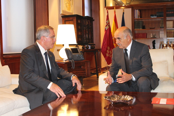 El presidente de la Comunidad, Alberto Garre, recibe al alcalde de Águilas, Bartolomé Hernández.