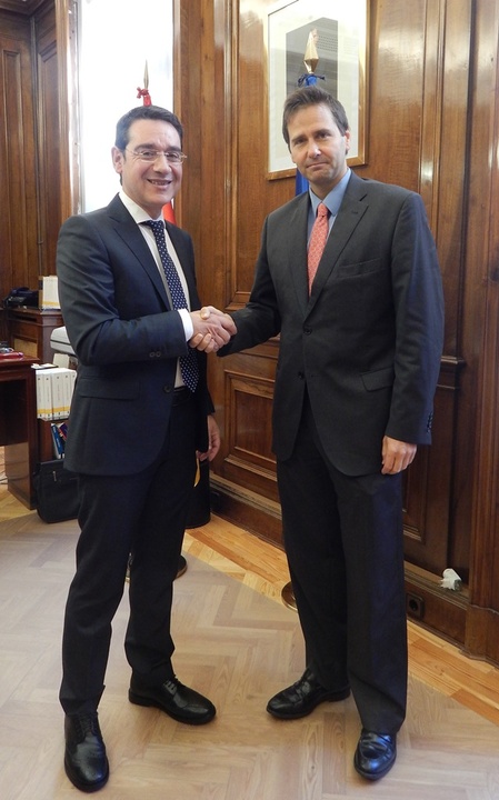 Reunión del consejero de Presidencia y Empleo y el subsecretario de Interior