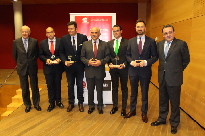 El presidente de la Comunidad entrega el premio Joven Empresario en la gala organizada por AJE y BMN