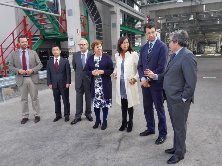 Juan Carlos Ruiz visita las instalaciones de la planta de lubricantes de última generación de ILBOC en el Valle de Escombreras