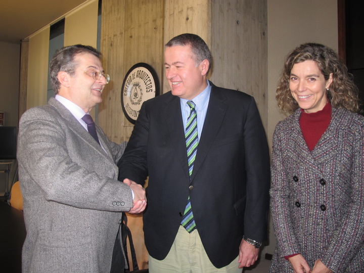 El consejero Francisco Bernabé se reúne con el decano del Colegio de Arquitectos de la Región