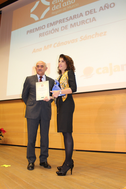 El presidente de la Comunidad ha presidido el acto de entrega del premio 'Empresaria del Año', que en esta edición ha recaído en la empresaria Ana Cánovas, de la hortofrutícola Tana