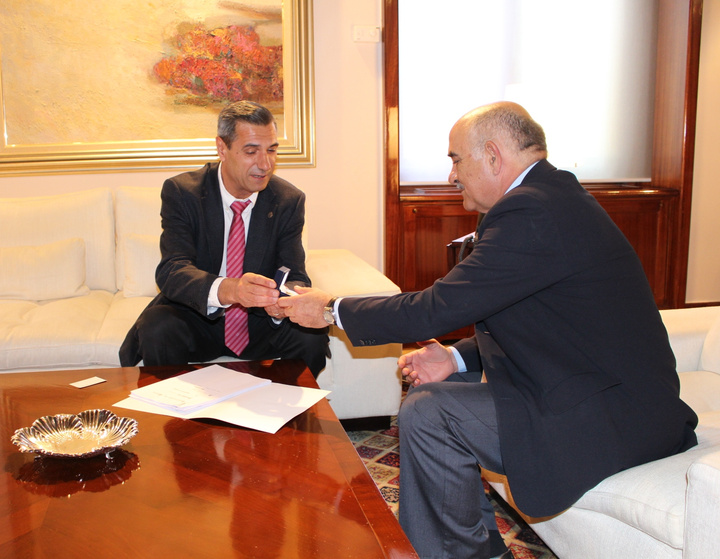 El jefe del Ejecutivo murciano recibe al decano de la Facultad de Química de la Universidad de Murcia