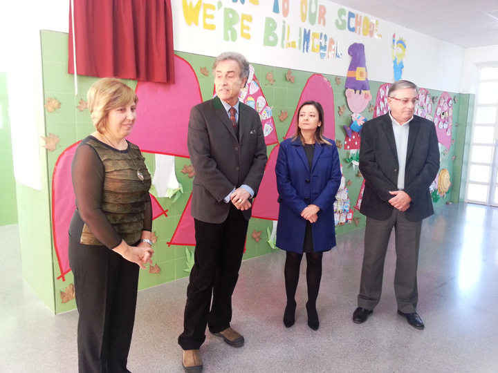 Imagen de la visita de la directora general de Centros, María Dolores Valcárcel, y el pintor Pedro Cano al colegio de El Palmar que recibe el nombre del artista