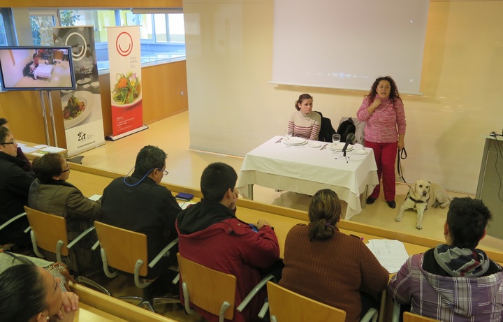 Alumnos del Centro de Cualificación Turística se forman para dar servicio a personas con discapacidad visual