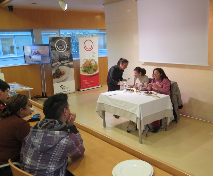 Alumnos del Centro de Cualificación Turística se forman en dar servicio a personas con discapacidad visual