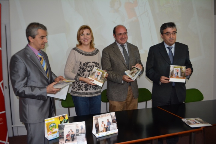 Presentación del calendario solidario de la Asociación para la Atención a Personas con Autismo y Trastornos del Desarrollo de la Región