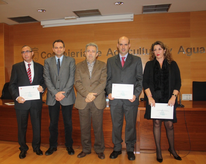El consejero de Agricultura, c., con Alfonso Gálvez, de ASAJA, 2i., y los representantes de las tres empresas premiadas