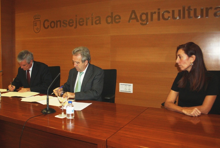 De izda. a dcha. Arturo Llopis, responsable de La Caixa, Antonio Cerdá, consejero de Agricultura, y Encarna Molina, directora general de Medio Ambiente.
