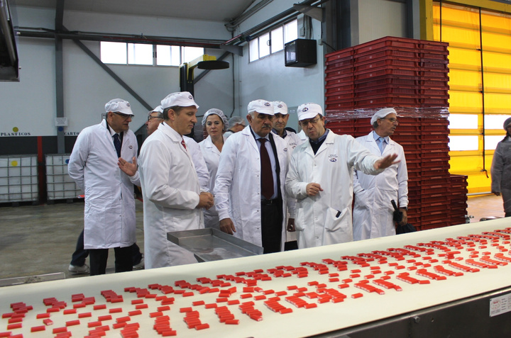Garre visita la empresa Golosinas Fini 1