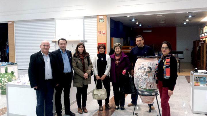 Exposición de artesanía regional en el Centro Comercial E. Leclerc