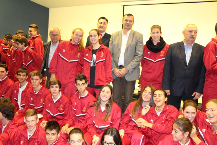 Entrega de equipaciones para jugadores de balonmano y baloncesto infantil y cadete