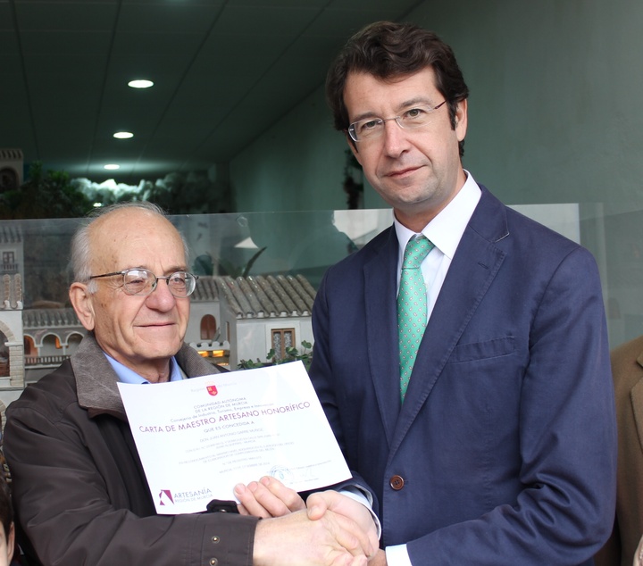 Ruiz entrega la distinción de 'Maestro Artesano Honorífico' a Juan Antonio Garre
