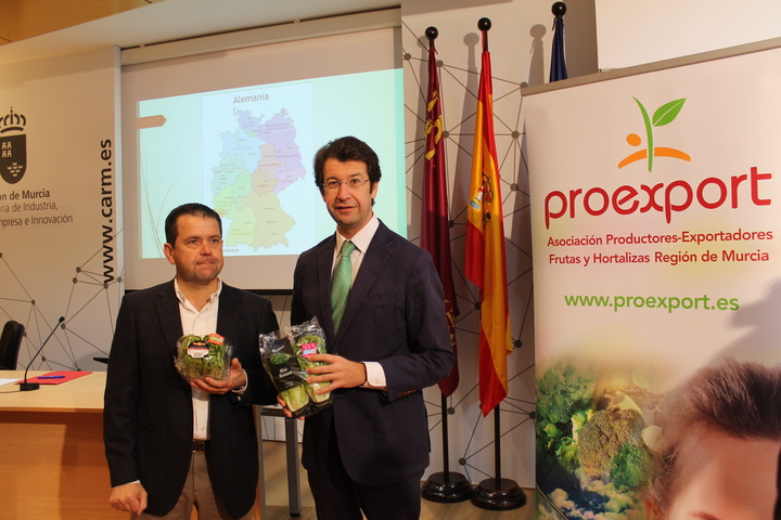 Juan Carlos Ruiz muestra el etiquetado turístico de los productos hortofrutícolas que promocionarán la Región de Murcia en Alemania
