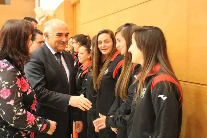 El presidente de la Comunidad, Alberto Garre, recibe a las componentes del equipo de Fútbol Sala Femenino de Roldán