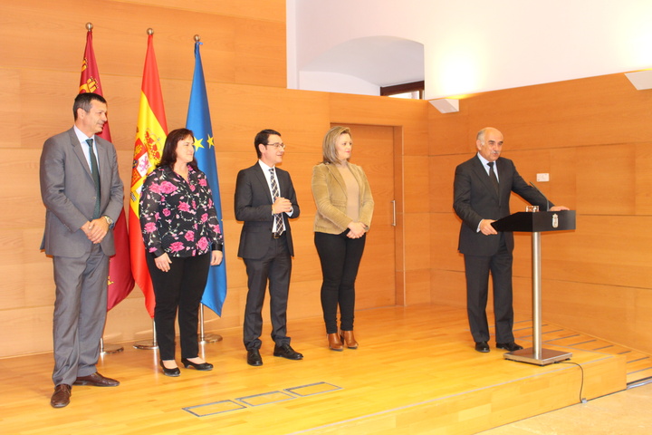 El presidente de la Comunidad, Alberto Garre, recibe a las componentes del equipo de Fútbol Sala Femenino de Roldán
