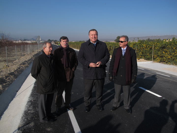 El consejero de Fomento, Francisco Bernabé, acompañado por los alcaldes de Blanca y Abarán y el director general de Carreteras, ha visitado hoy las obras de ampliación y mejora realizadas en la carretera RM-A20