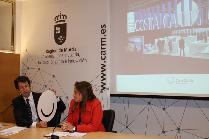 El consejero de Turismo informa sobre el stand que representará a la Región en Fitur