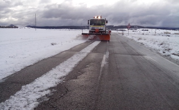 La máquina quitanieves ha intervenido, entre otras vías, en la RM-B23, que comunica la carretera de Caravaca a La Puebla de don Fadrique con la pedanía de Cañada de la Cruz.