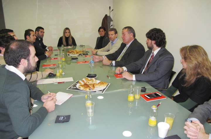 El consejero Francisco Bernabé participa en un desayuno de trabajo con la junta directiva de AJE Cartagena