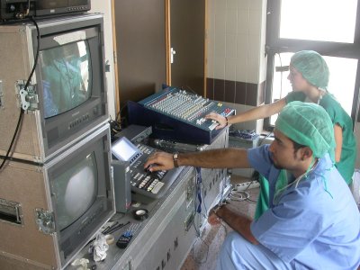 El Servicio de Urología del Morales Meseguer retransmite dos operaciones pioneras con el nuevo láser por vía satélite a más de 300 expertos de un curso de la Asociación Española de Urología