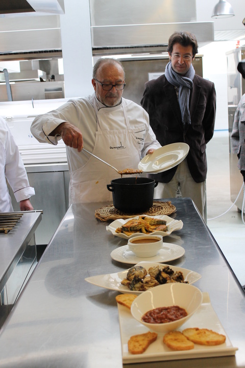 Juan Carlos Ruiz con el cocinero José Luis Jiménez, que preparó un 'caldero en cinco fases'