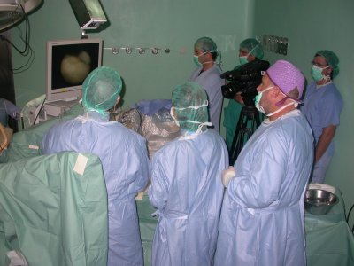 El Servicio de Urología del Morales Meseguer retransmite dos operaciones pioneras con el nuevo láser por vía satélite