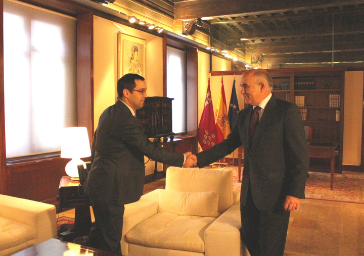 El jefe del Ejecutivo regional recibe al decano del Colegio Oficial de Ciencias Políticas y Sociología de la Región de Murcia