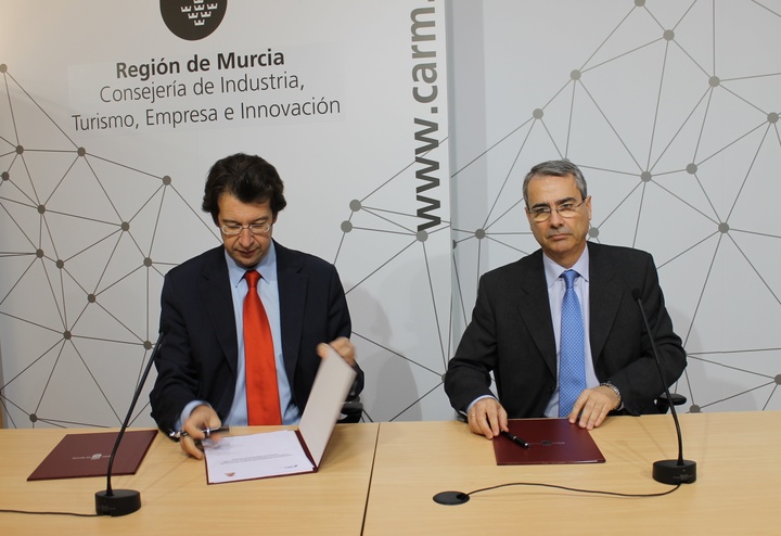 Juan Carlos Ruiz firma un convenio de colaboración entre la Consejería y el Colegio de Abogados de Murcia