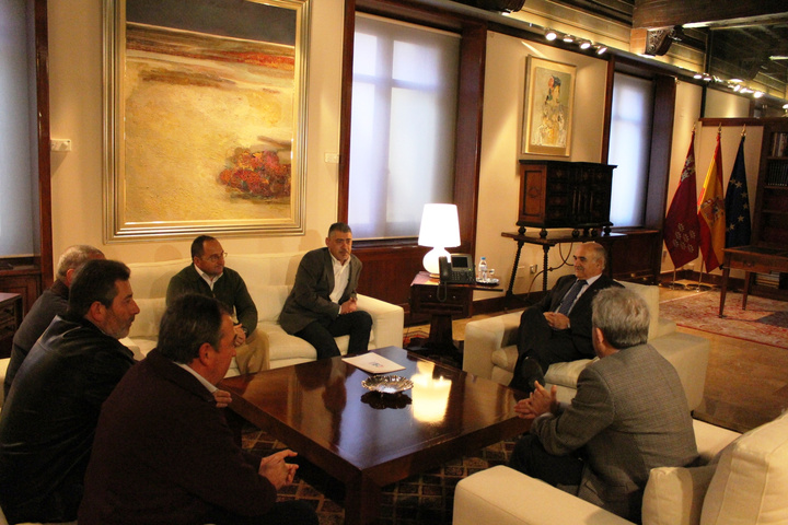 El presidente Alberto Garre recibió hoy al secretario general de la Unión de Pequeños Agricultores y Ganaderos (UPA)