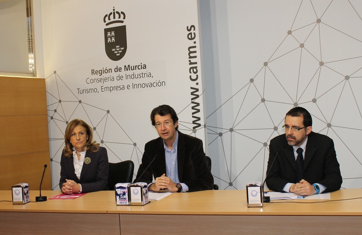 Juan Carlos Ruiz durante la presentación de las servilletas con el logo de Costa Cálida-Región de Murcia
