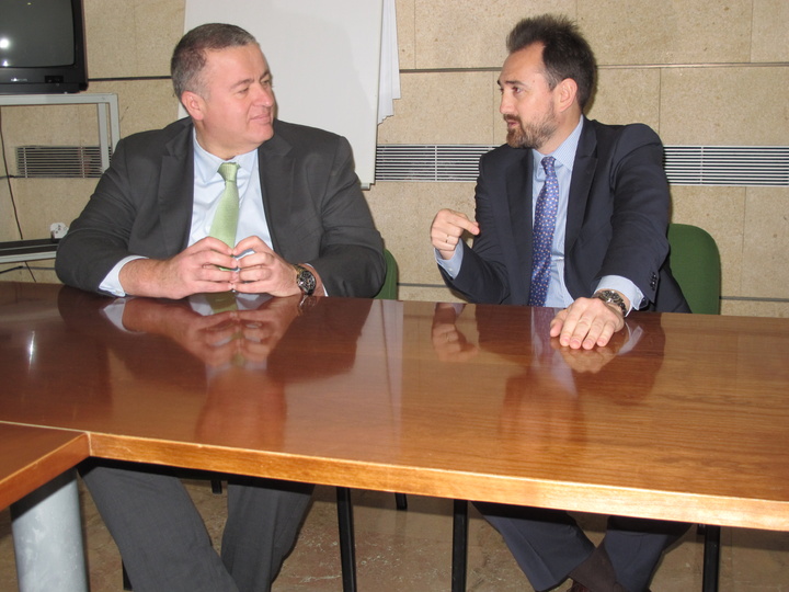 El consejero de Fomento, Francisco Bernabé, se ha reunido hoy con el presidente y Junta Directiva de AJE