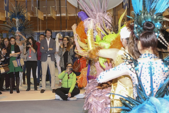 El consejero de Turismo disfruta de los Carnavales de Águilas en Fitur