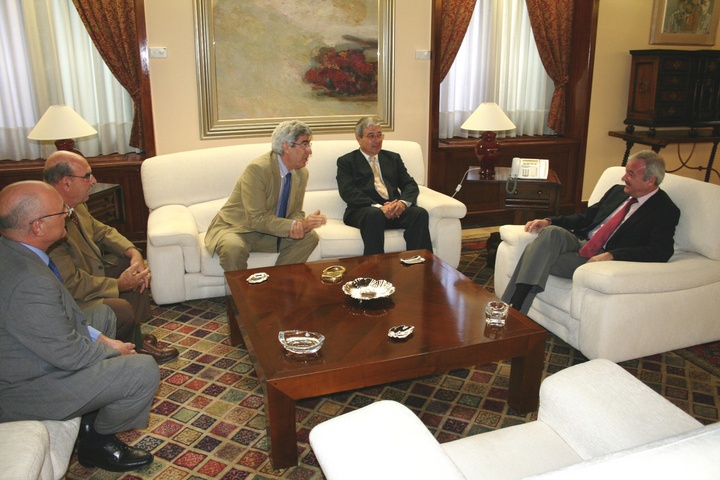 El presidente de la Comunidad Autónoma, Ramón Luis Valcárcel, recibe a la junta directiva de la Academia de Bellas Artes Santa María de la Arrixaca