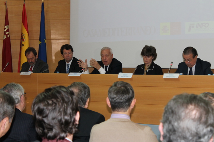 Juan Carlos Ruiz, junto al ministro García-Margallo, en la mesa redonda sobre 'Internacionalización y Marca España'