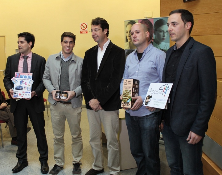 Juan Carlos Ruiz con los Emprendedores del Mes del último cuatrimestre de 2014